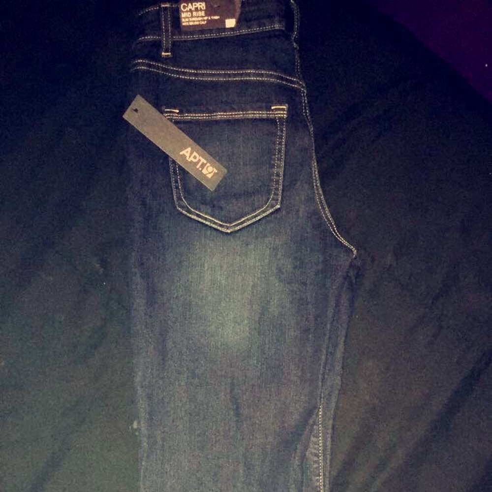 Dark wash Capri jeans